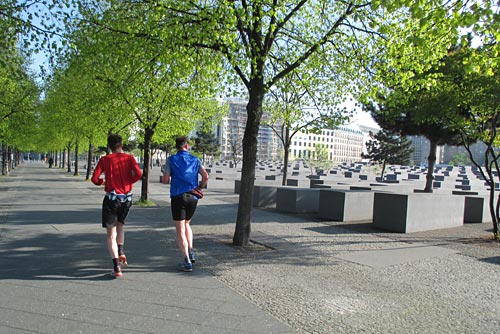 Läufer am Stelenfeld beim Brandenburger Tor