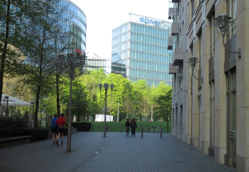 Läufer-Blick auf das Sony-Center in Berlin