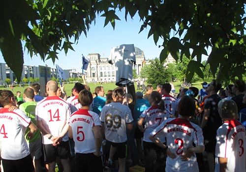 Start der Team-Staffel mit dem Reichstag im Hintergrund