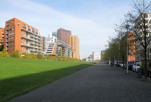 Weg im Tilla-Durieux-Park nahe Potsdamer Platz