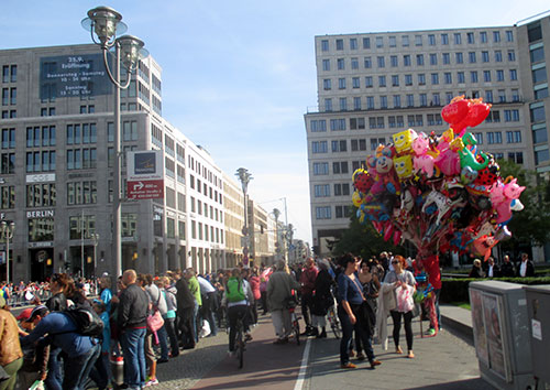 Ballonverkäufer am Leipziger Platz mit Blick auf die Mall of Berlin