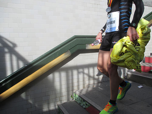 Marathon-Läufer nach dem Rennen auf U-Bahn-Treppe