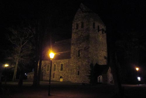 Marienfelder Dorfkirche in der Dunkelheit