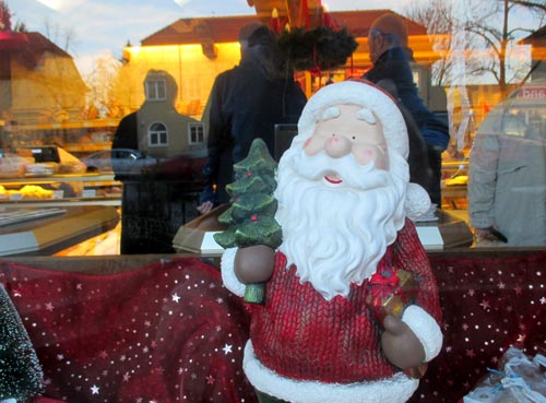 Weihnachtsmann im Schaufenster eines Bäckers