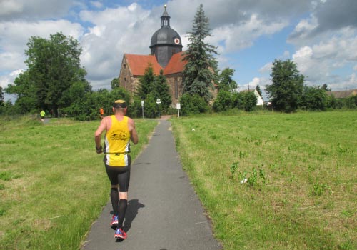 Läufer vor Kirche in Reinsdorf
