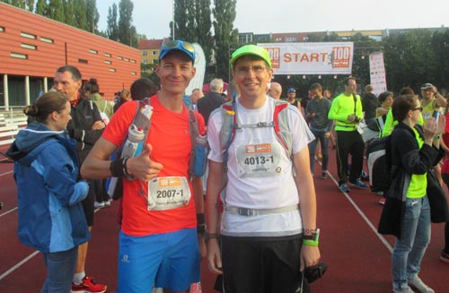 Startläufer startblog-f und Running Twins vor dem Start der 100 Meilen Berlin