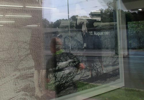 Läufer-Spiegelbild im Schaufenster des Dokumentationszentrums Bernauer Straße