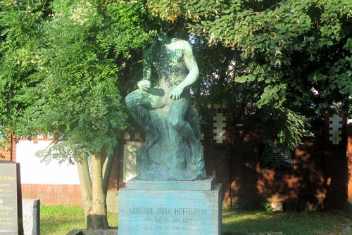 Statue auf dem Invalidenfriedhof