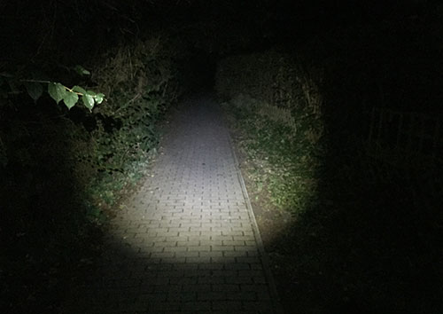 Laufen mit Stirnlampe durch die Dunkelheit