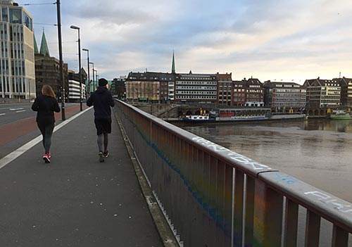 Läufer auf der Wilhelm-Kaisen-Brücke