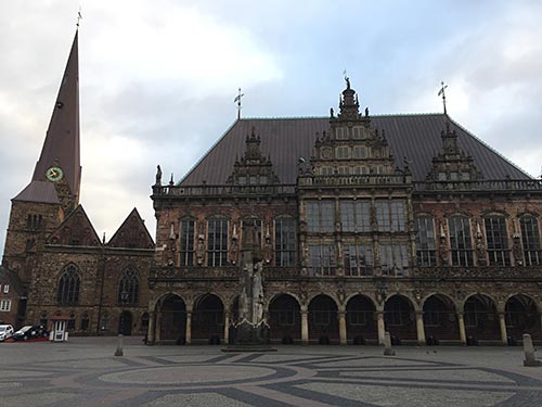Der leere Markplatz mit dem Rathaus in Bremen