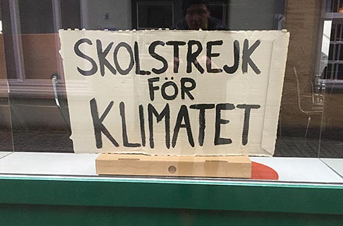 Schild Skolstrejk för Klimatet im Schaufenster