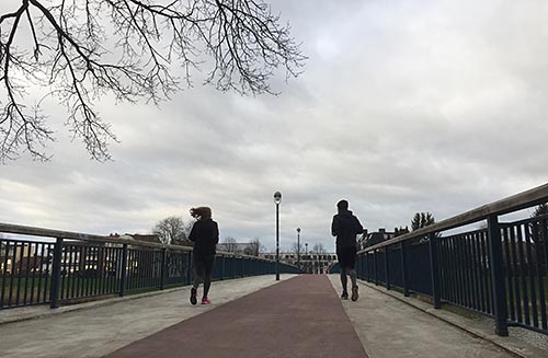 Läufer auf der Brücke über die kleine Weser