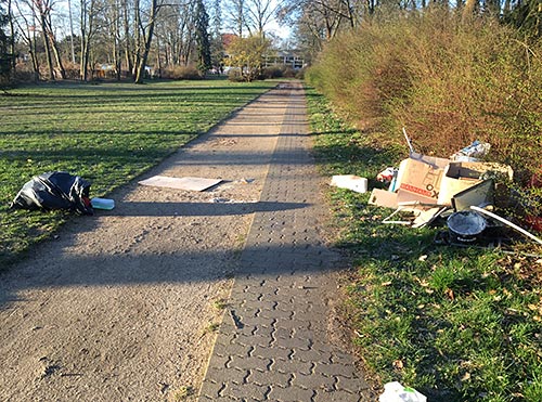 Wild abgeladener Müll am Friedhof Marienfelde