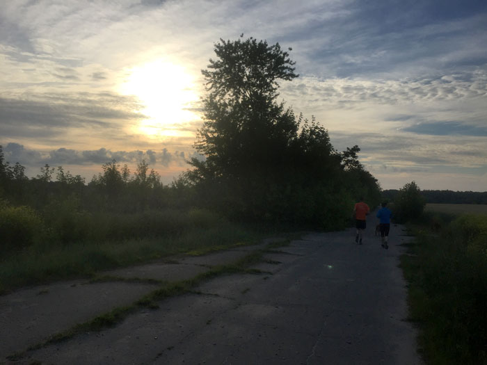 Läufer bei Sonnenaufgang