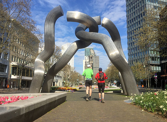 Läufer unter der Skulptur Berlin