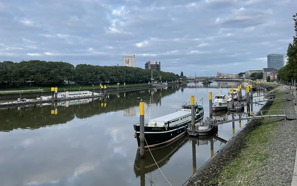 Blick von der Brücke auf die Weser und einzelne Schiffe