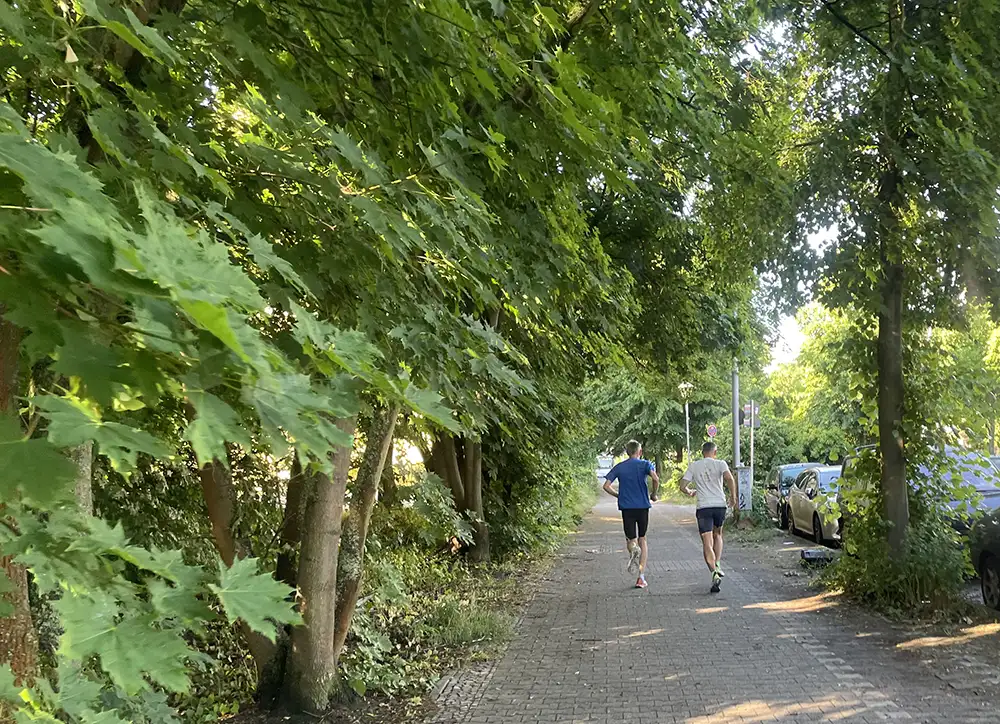 Zwei Läufer laufen schnell voraus