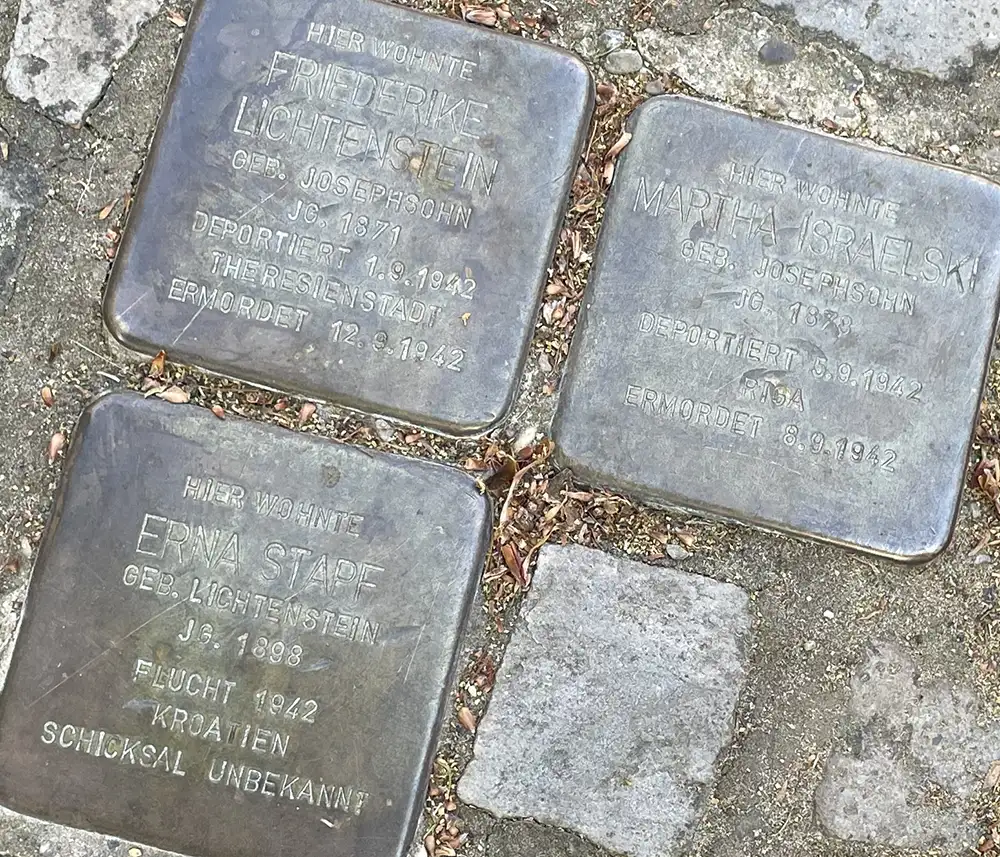 3 Stolpersteine im Straßenpflaster für Friederike Lichtenstein, Martha Israelski und Erna Stapf