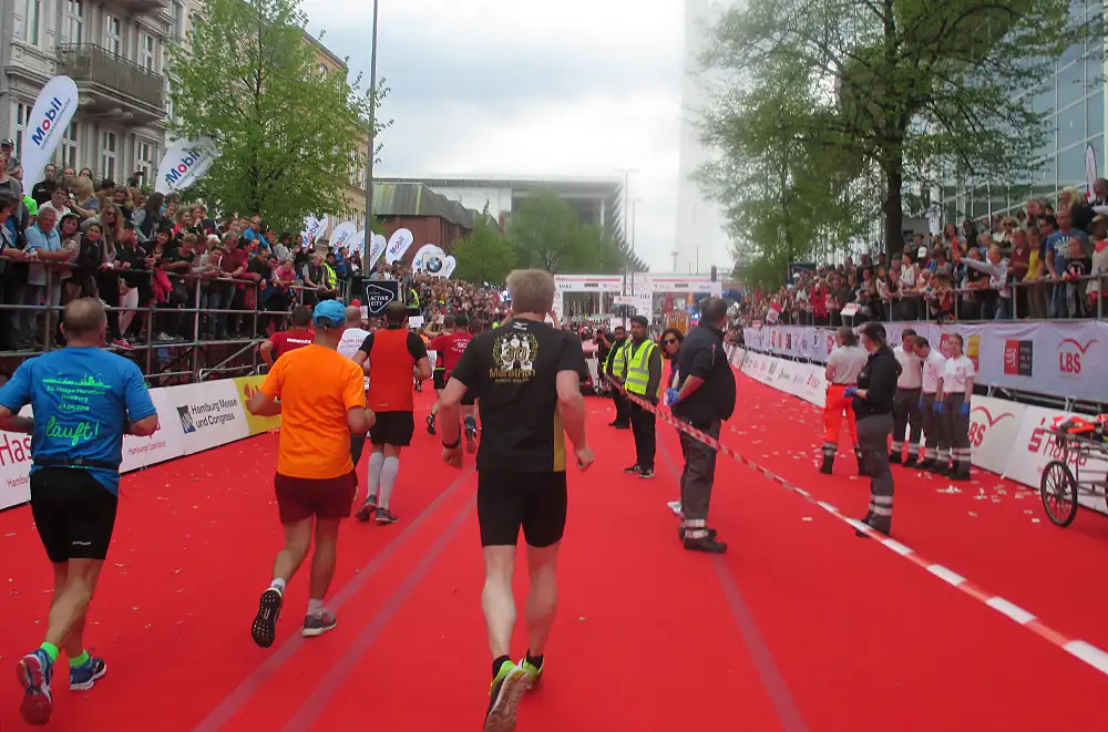 Zieleinlauf auf rotem Teppich beim Hamburg-Marathon